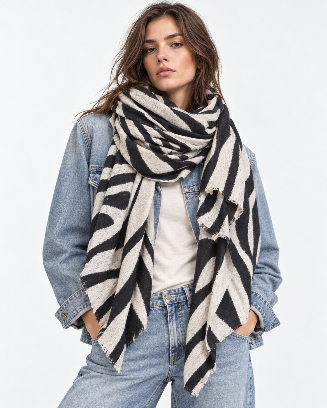 Eșarfă din cașmir cu imprimeu animal print zebra, gri, purtată la gât peste geacă din denim - All Above Boutique