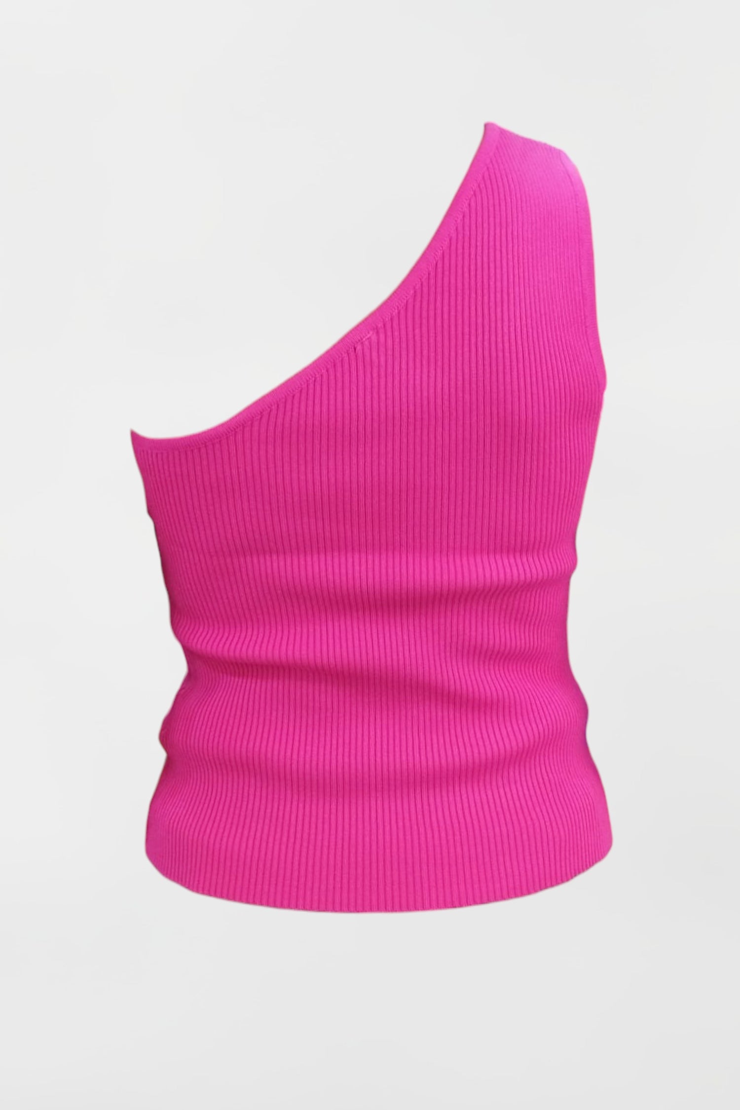 Vedere spate a topului asimetric fucsia, croială pe un singur umăr, fără detalii aplicate.