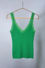 Top verde cu bretele late din dantelă, design feminin și delicat.