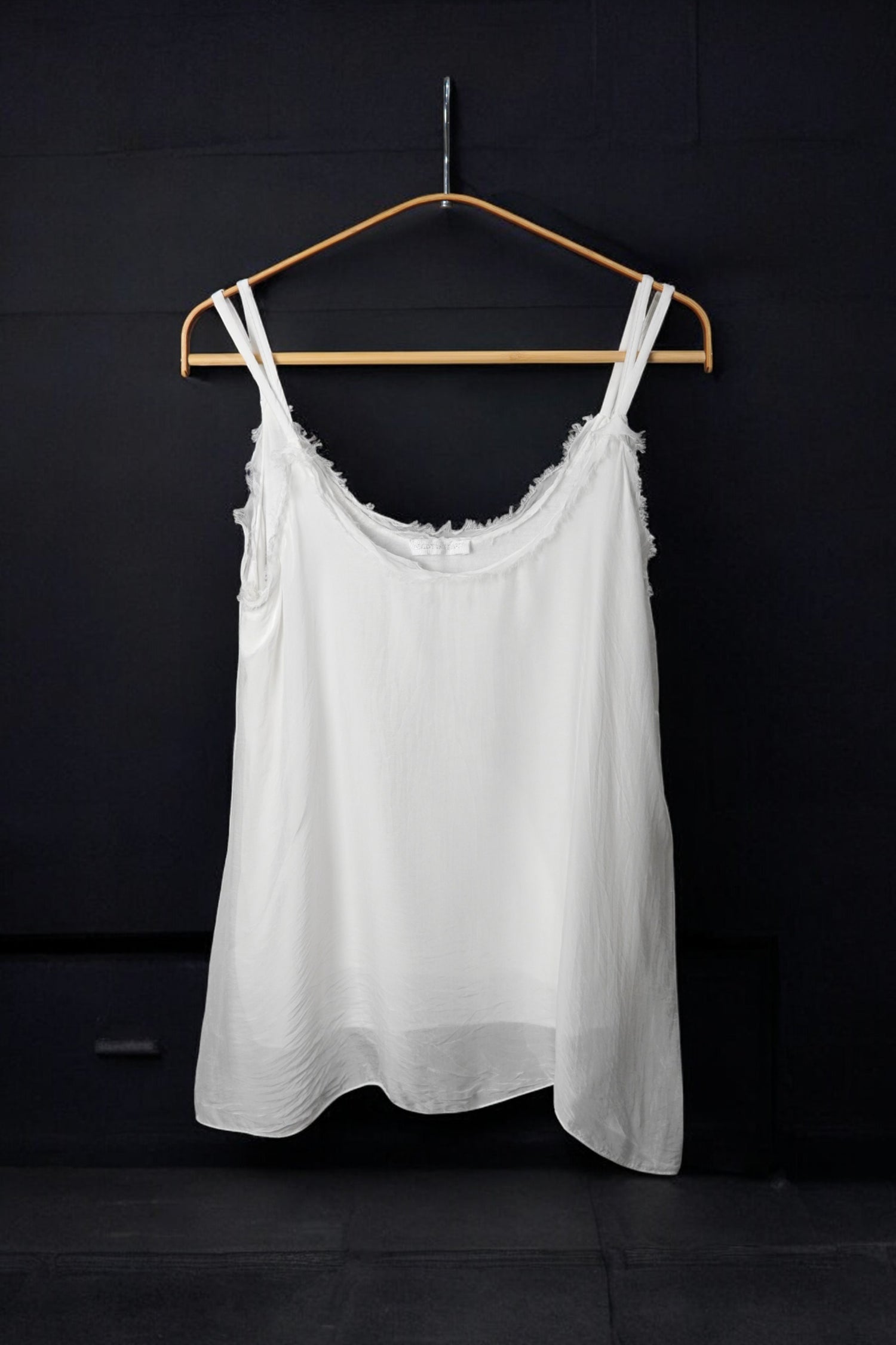 Top vapuros alb cu bretele duble și detalii din dantelă, ideal pentru un look delicat și feminin