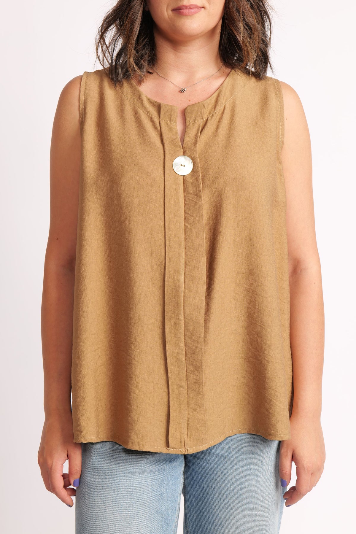 Vedere frontală a topului camel, cu bandă verticală dublă și nasture decorativ din sidef.