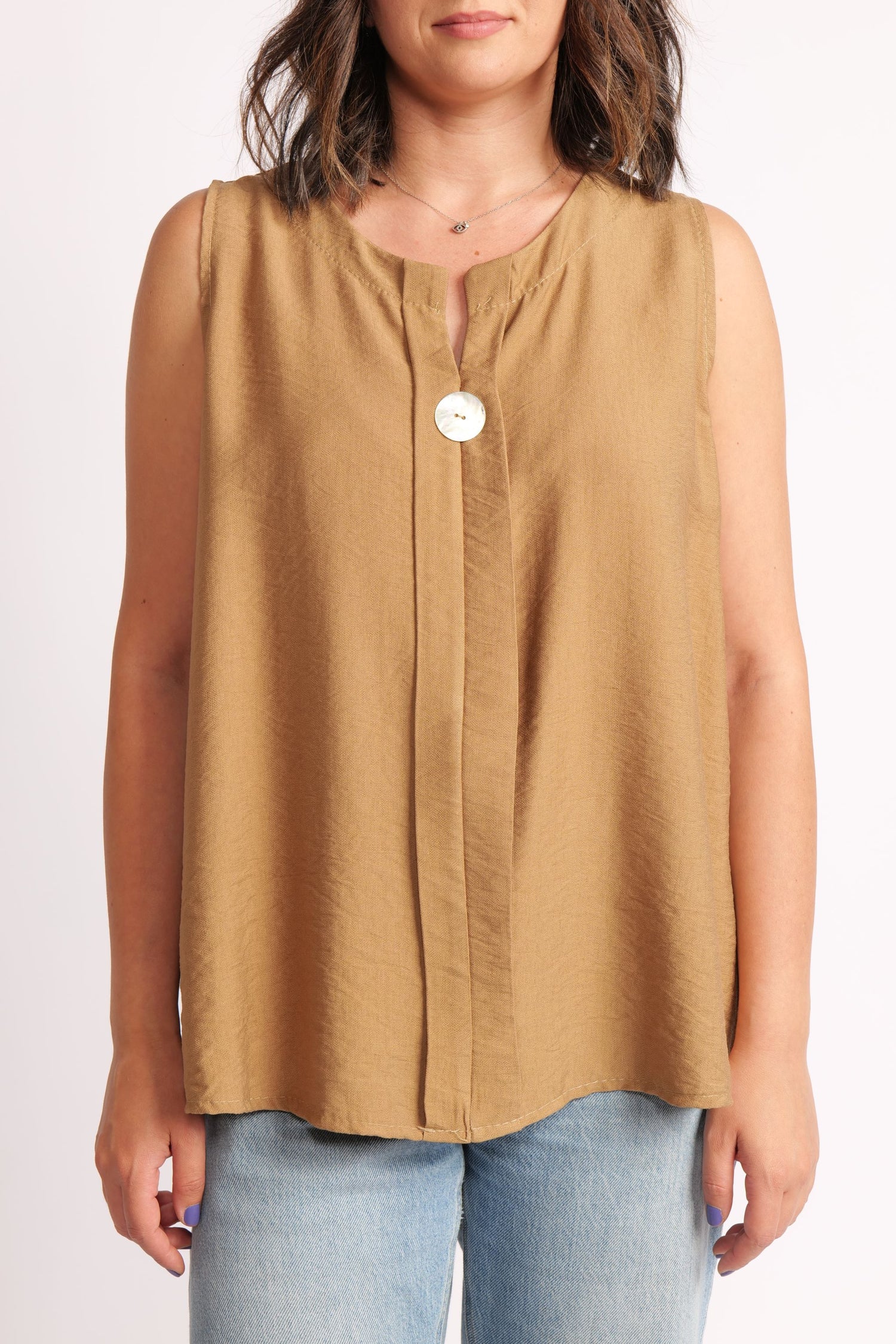 Vedere frontală a topului camel, cu bandă verticală dublă și nasture decorativ din sidef.