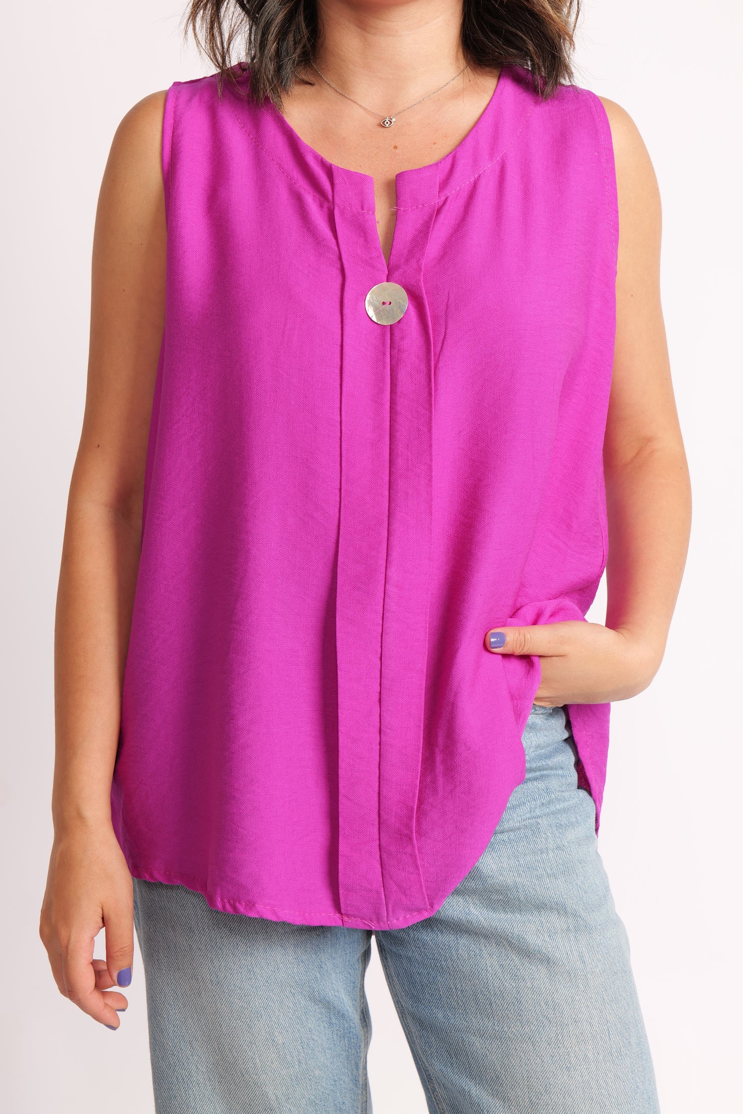 Top fucsia din viscoză, vedere frontală, croială lejeră și asimetrică, cu nasture din sidef.