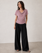 Top roz din tricot moale cu striații verticale și talie structurată prin efect creț — All Above Boutique.