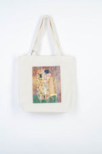 Geantă tote din pânză crem cu pictură aplicată inspirată din „Sărutul” de Gustav Klimt.