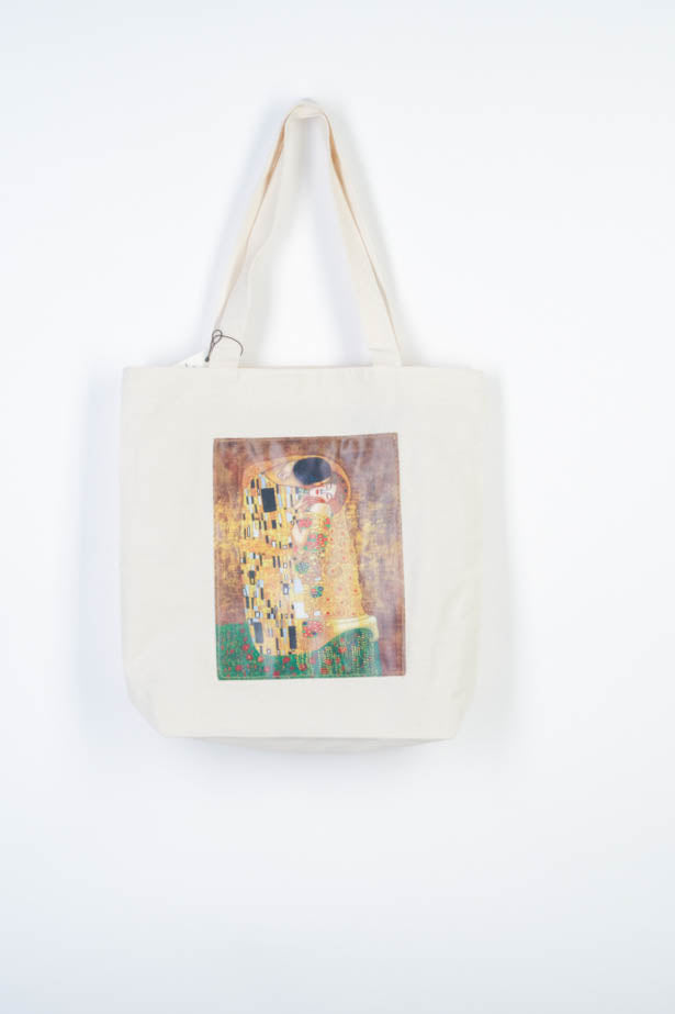 Geantă tote din pânză crem cu pictură aplicată inspirată din „Sărutul” de Gustav Klimt.