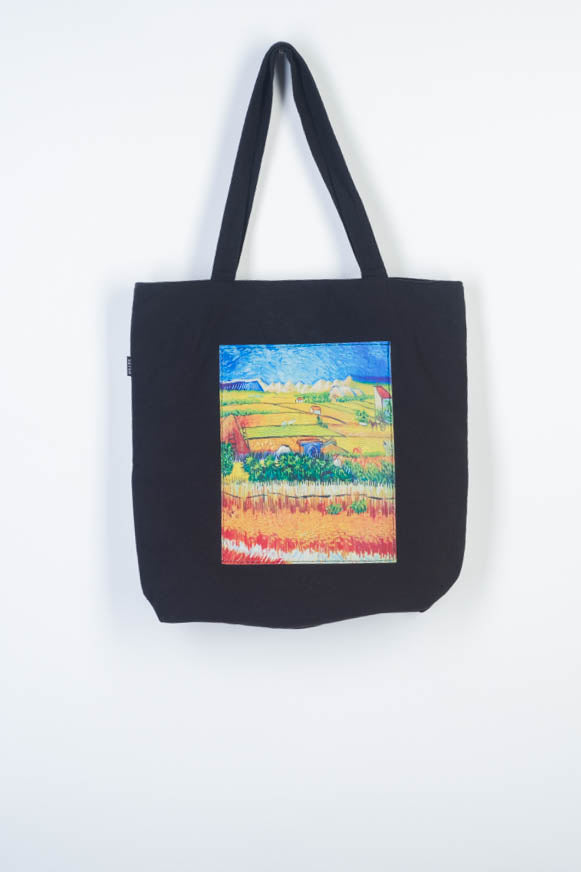 Geantă tote din pânză neagră cu pictură viu colorată, inspirată din peisaj de Van Gogh.