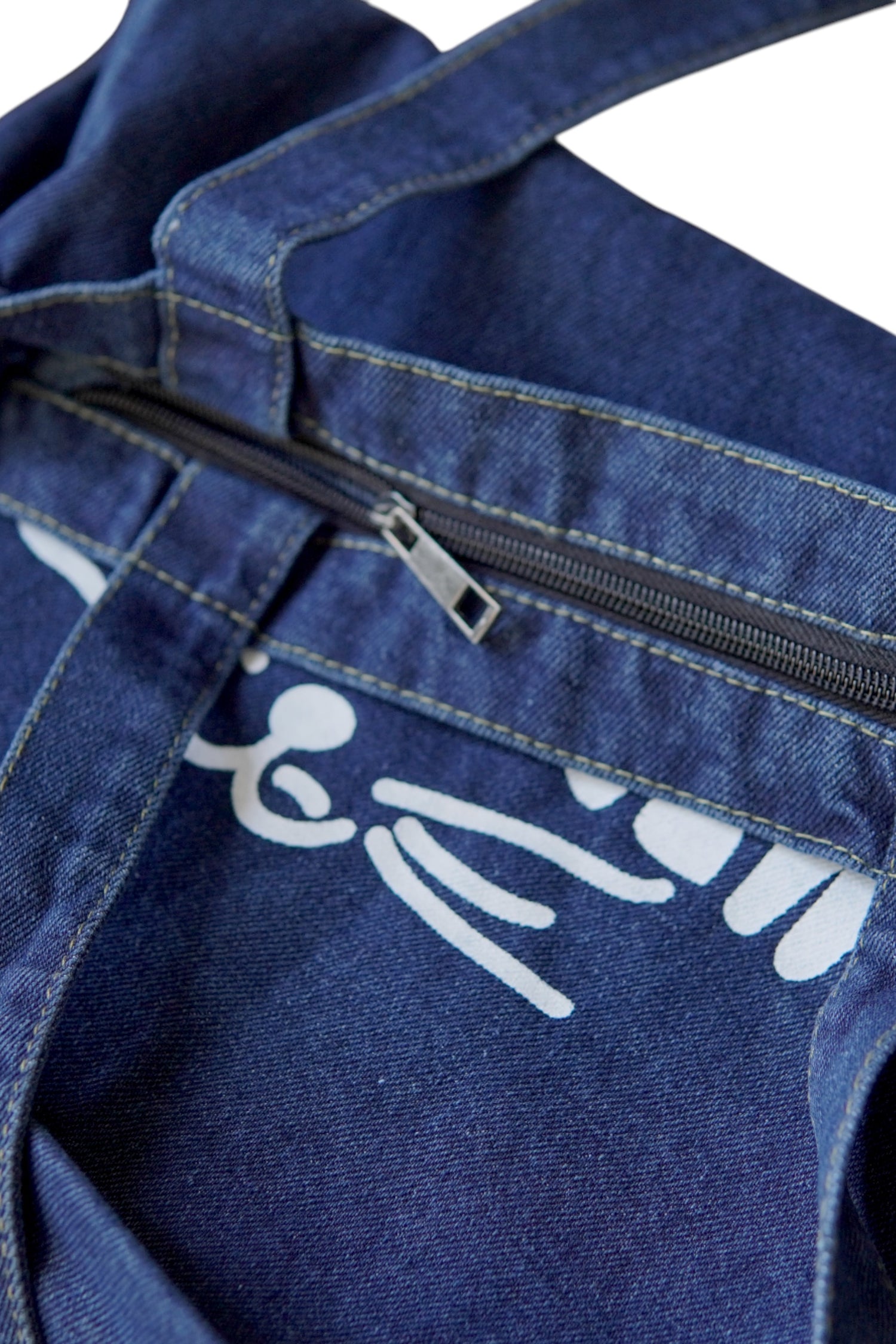 Tote bag din bumbac 100% cu fermoar interior și cusături vizibile.