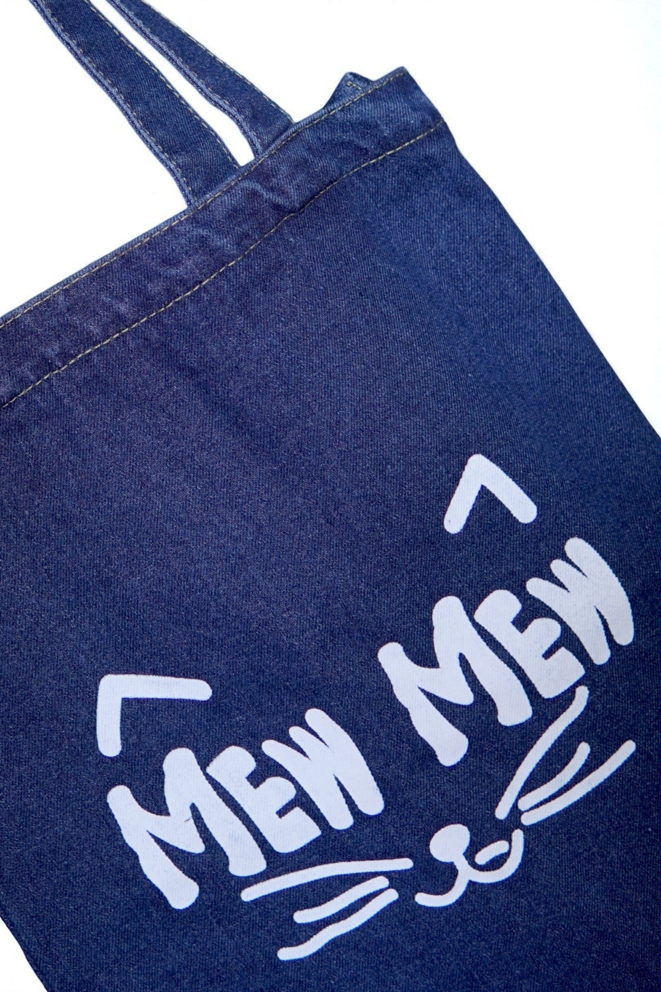 Tote bag bleumarin din bumbac 100%, cu imprimeu „Mew Mew” și design cu urechi de pisică.