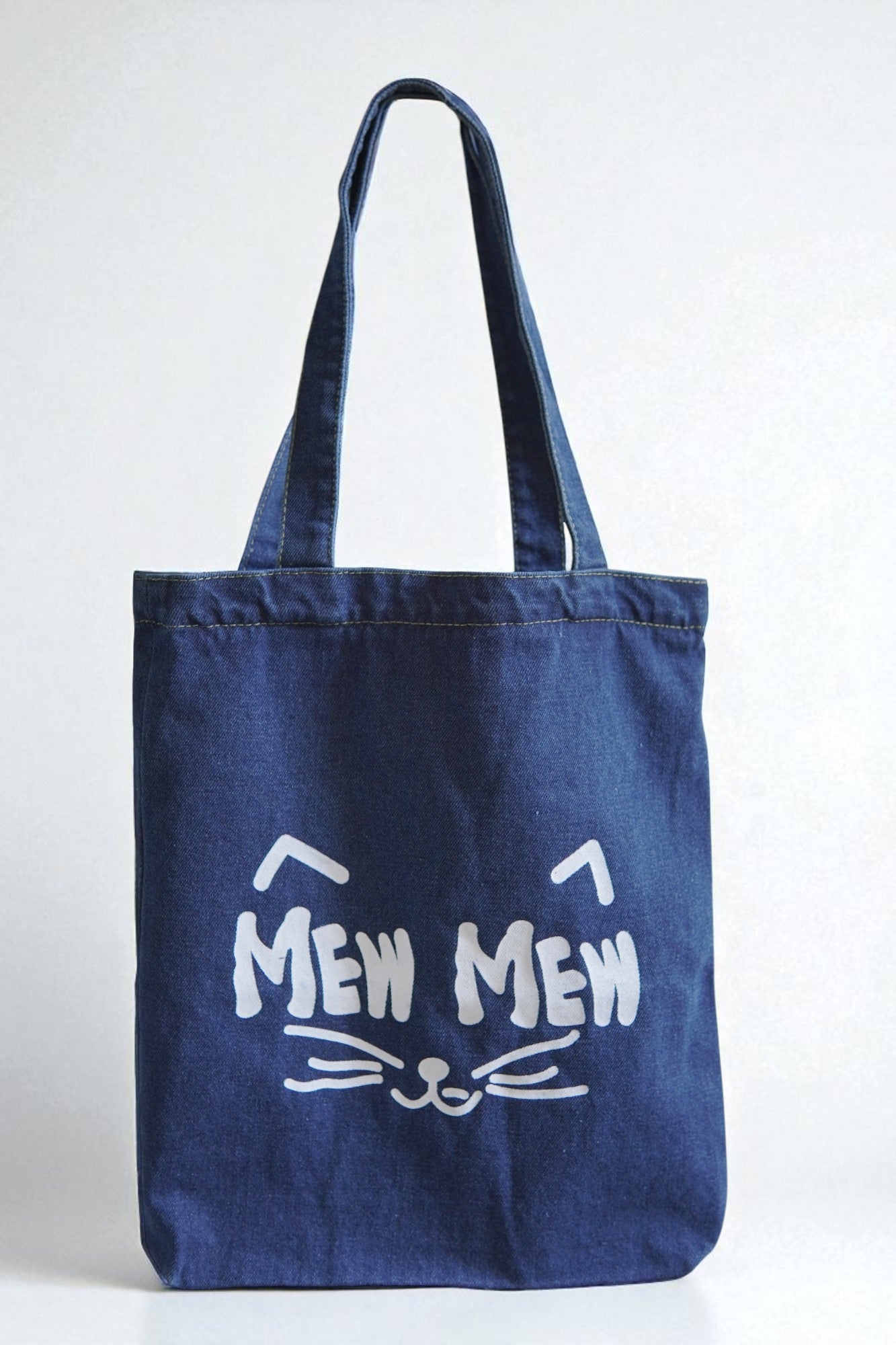 Tote bag bleumarin din bumbac, cu imprimeu „Mew Mew” și mâner lung.