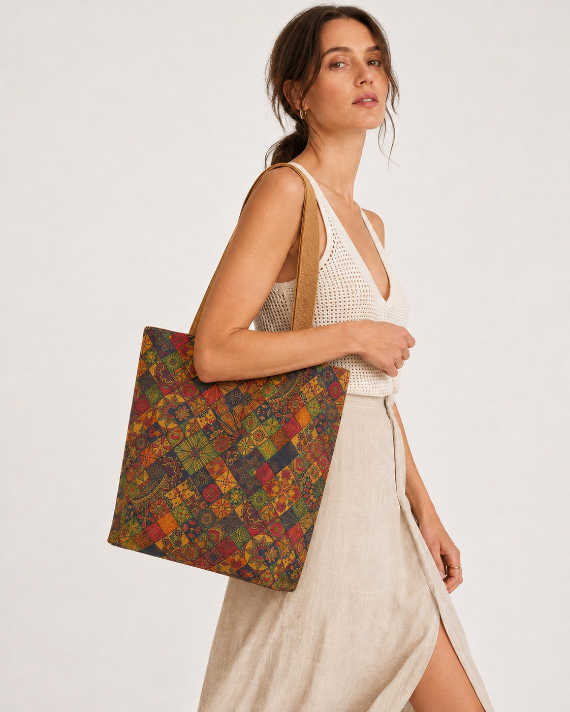 Tote bag din plută cu print Murano, purtată pe umăr