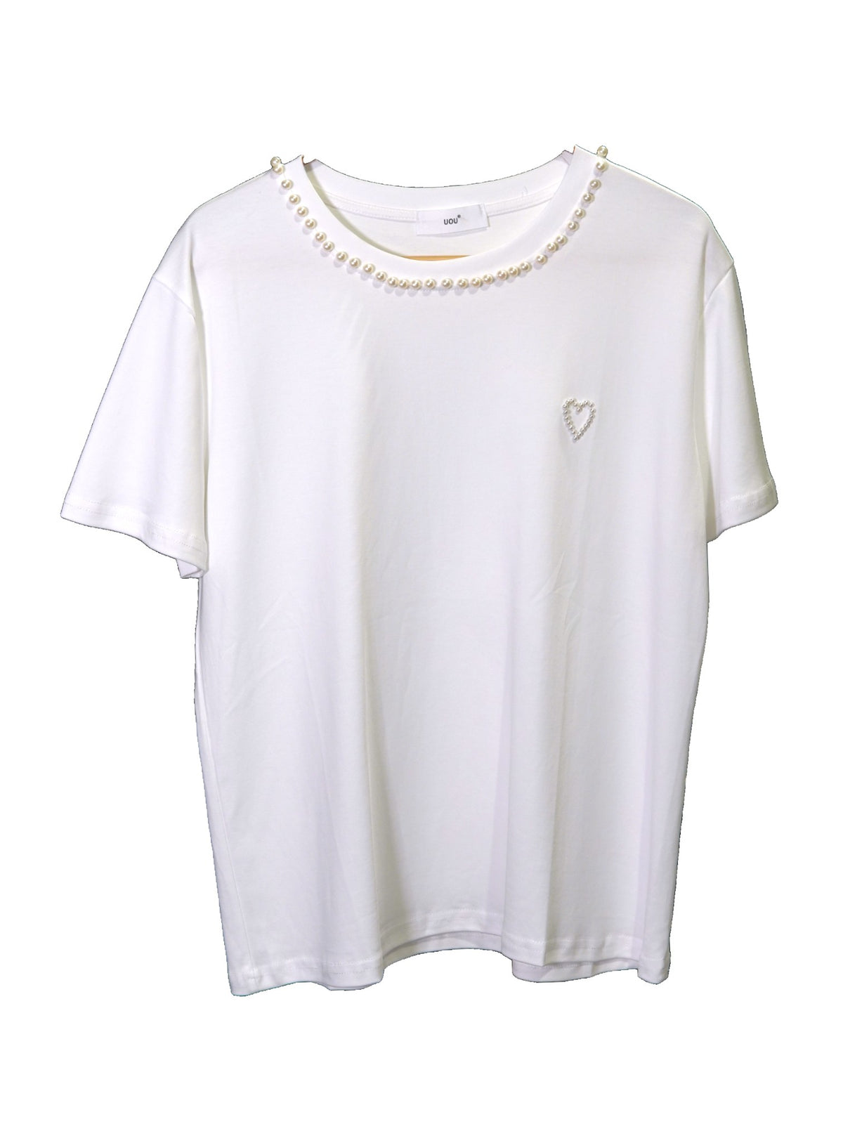 Tricou alb cu detalii de perle în formă de colier și inimă pe partea stângă