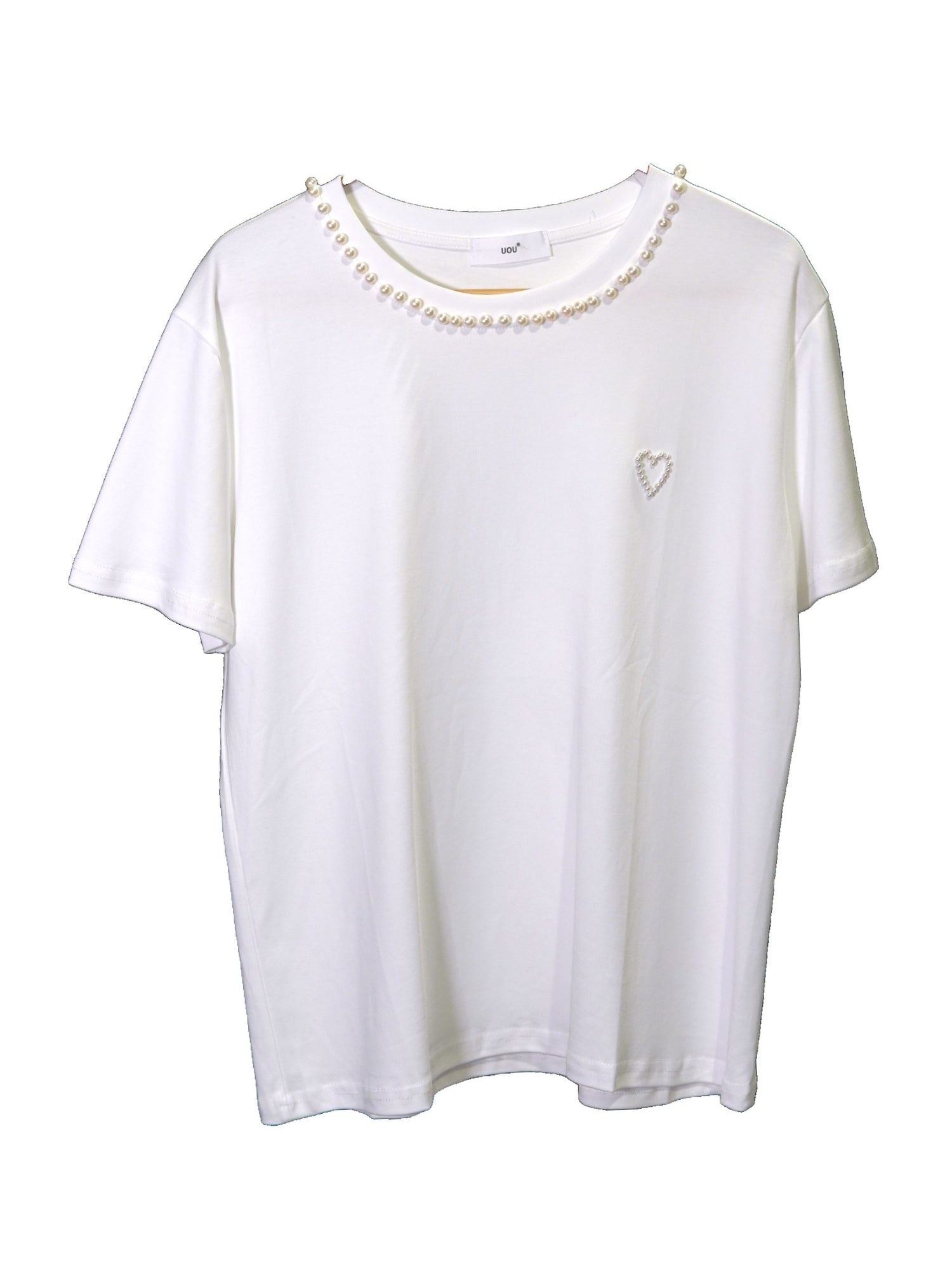 Tricou alb cu detalii de perle în formă de colier și inimă pe partea stângă
