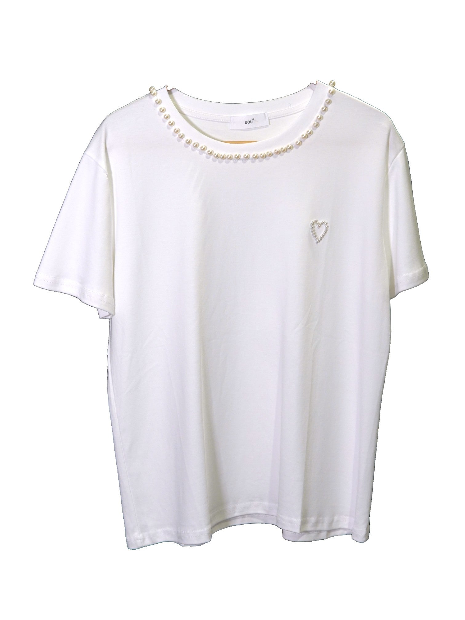 Tricou alb cu detalii de perle în formă de colier și inimă pe partea stângă