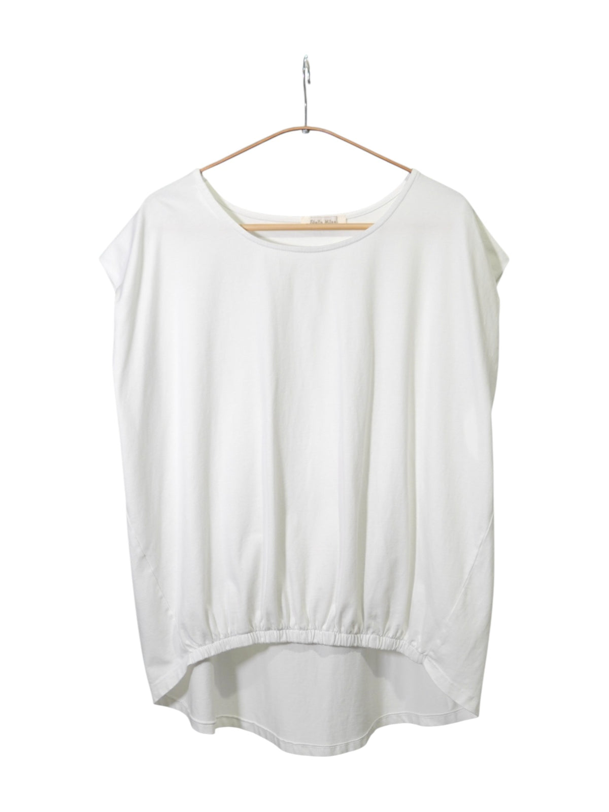  Tricou alb lejer din bumbac cu elastic în partea din față și umeri căzuți, vedere frontală