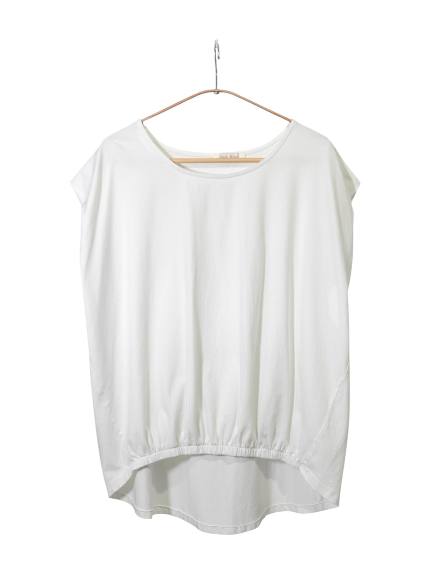  Tricou alb lejer din bumbac cu elastic în partea din față și umeri căzuți, vedere frontală