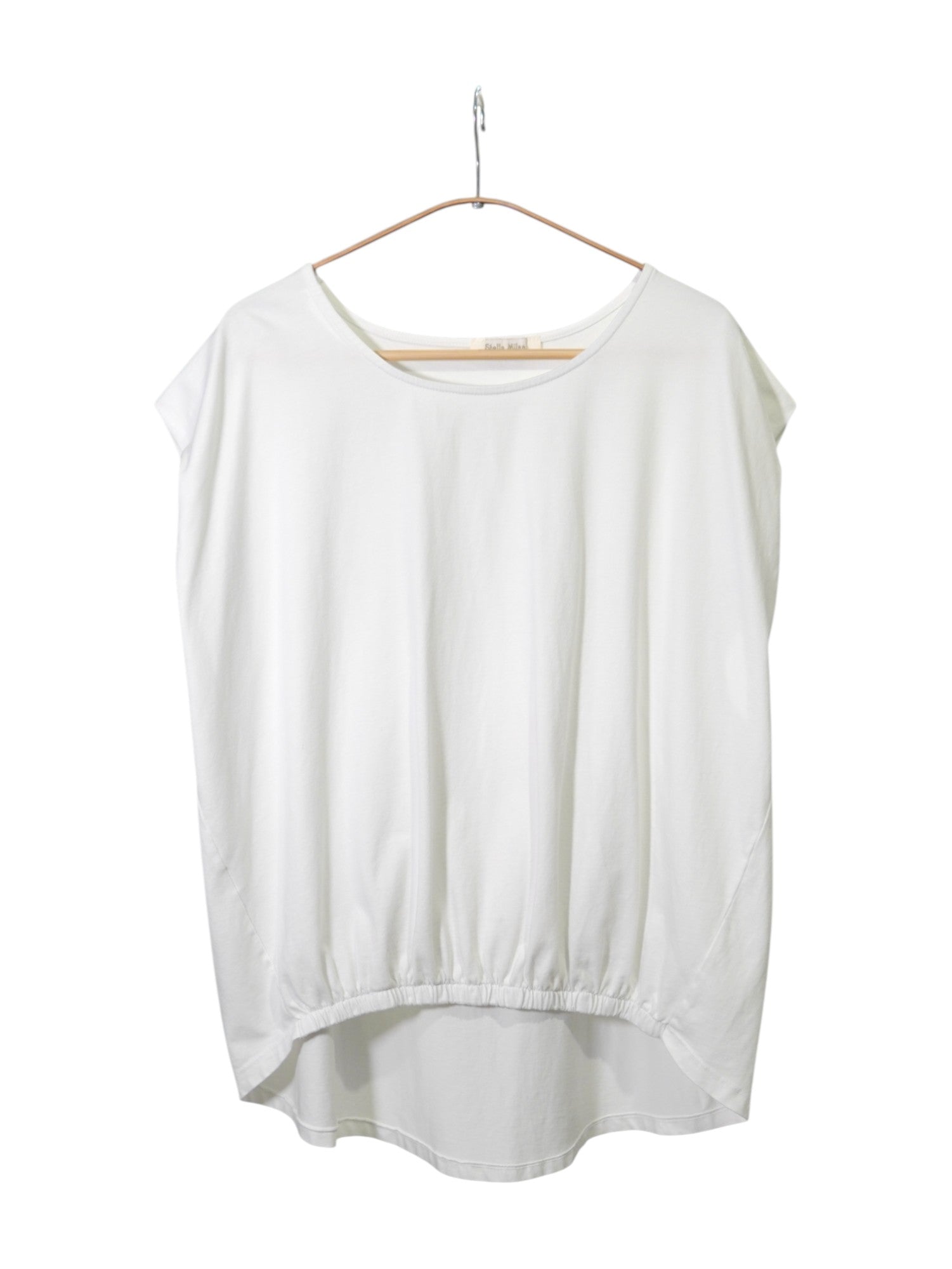  Tricou alb lejer din bumbac cu elastic în partea din față și umeri căzuți, vedere frontală