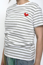 Tricou din bumbac cu elastan, în dungi orizontale și aplicație inimă