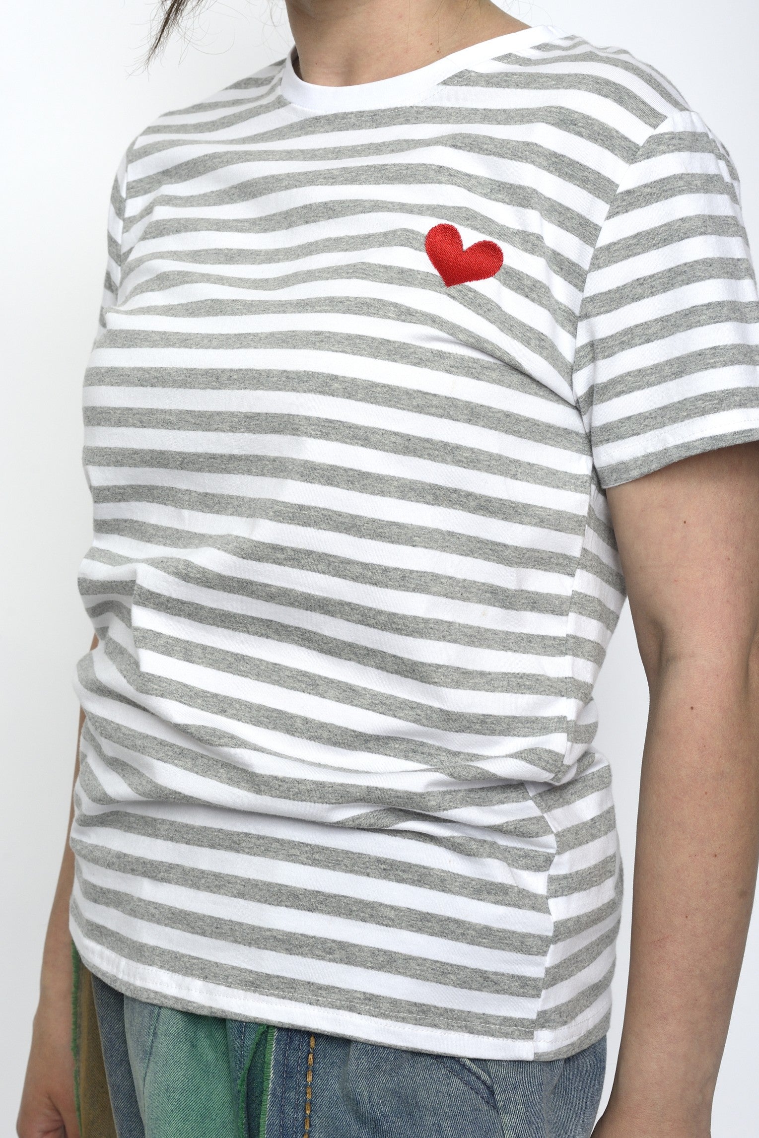 Tricou din bumbac cu elastan, în dungi orizontale și aplicație inimă