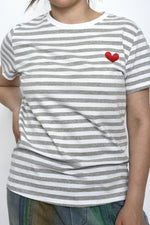 Tricou casual cu mâneci scurte și imprimeu dungat, detaliu inimă roșie pe piept
