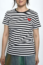 Tricou alb cu dungi negre și inimă roșie brodată, stil casual