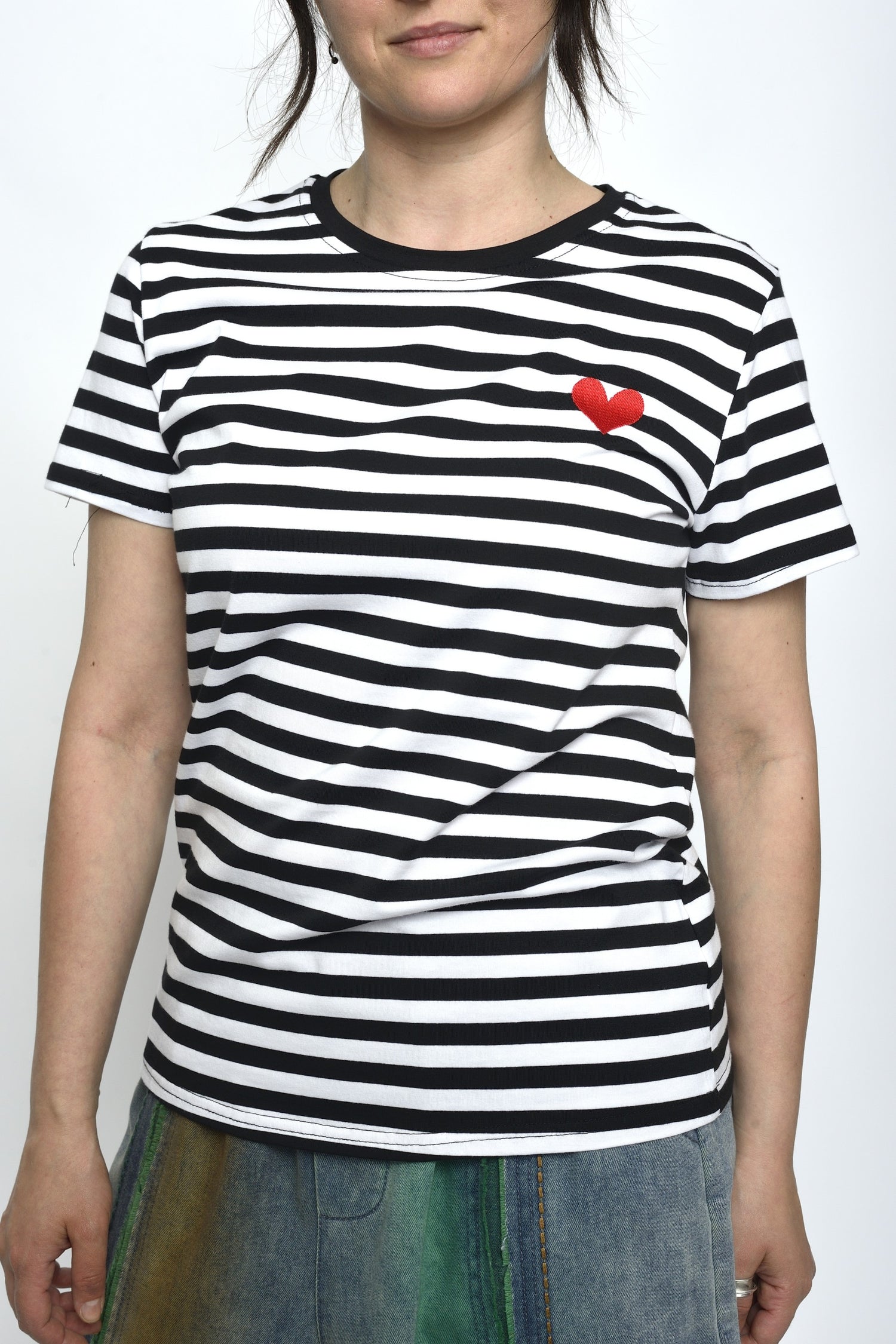 Tricou alb cu dungi negre și inimă roșie brodată, stil casual