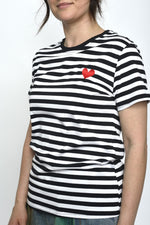 Tricou în dungi negre cu croială lejeră și detaliu roșu inimă