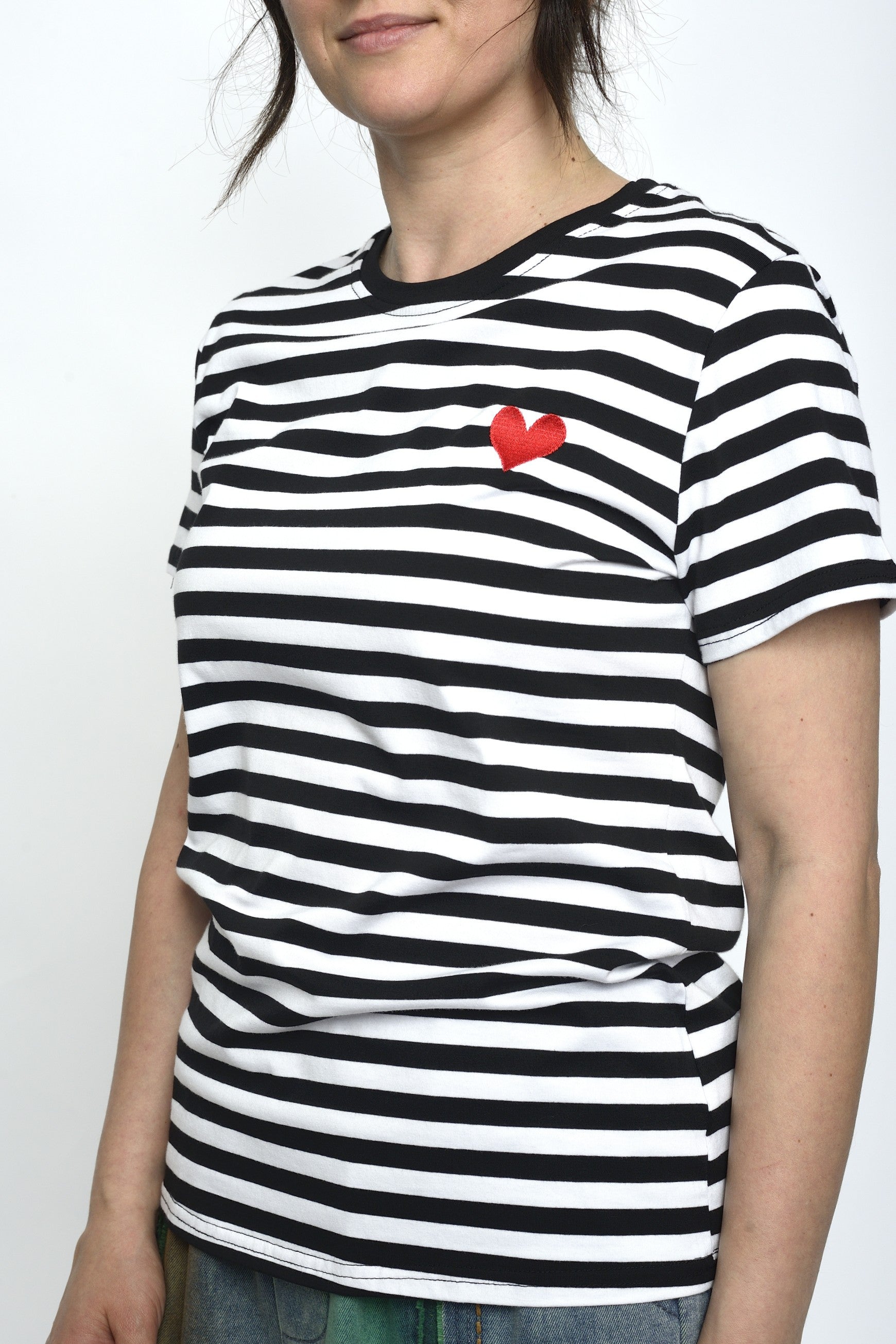 Tricou în dungi negre cu croială lejeră și detaliu roșu inimă