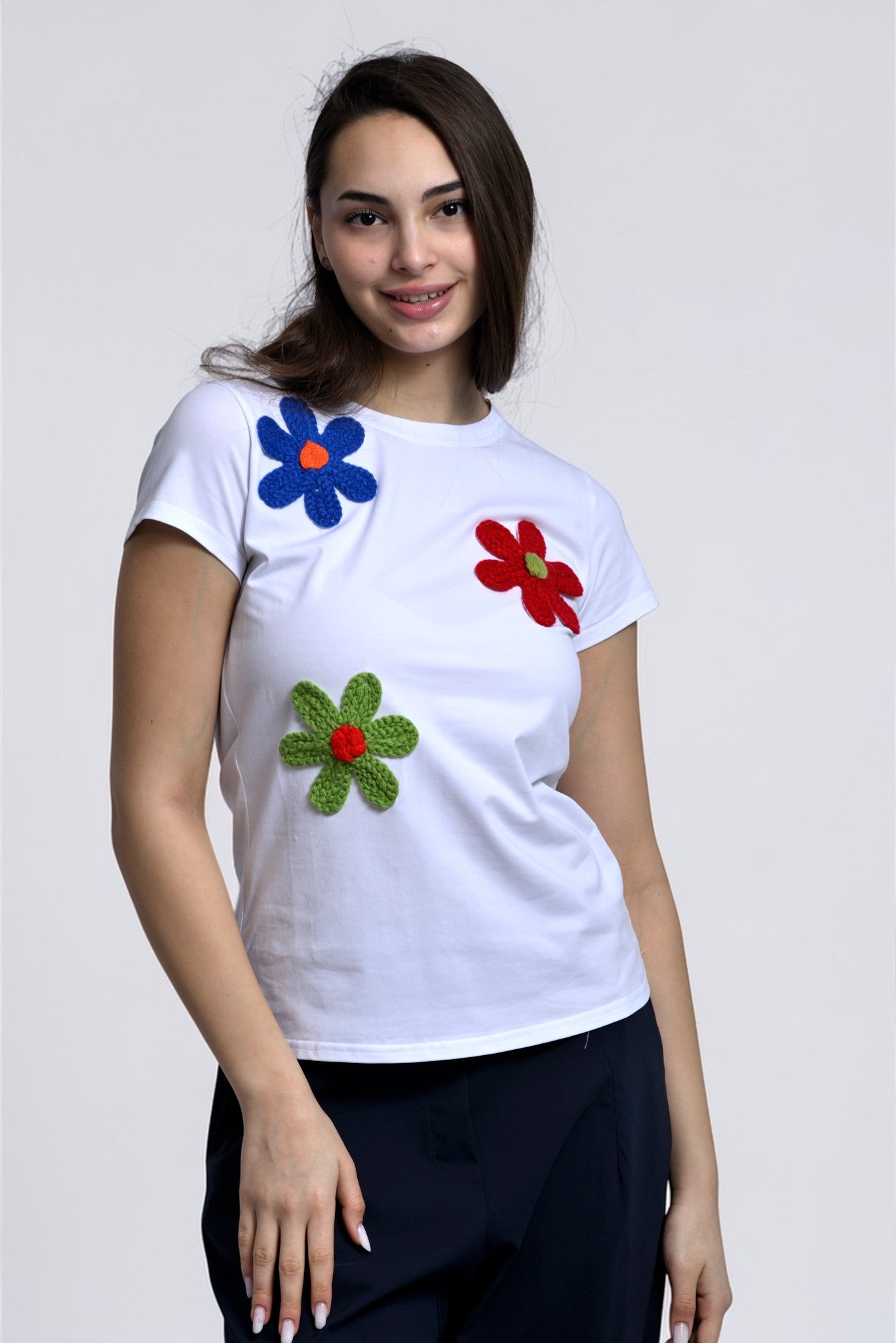 Tricou alb cu flori mari brodate colorate, vedere din față