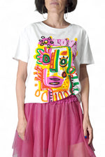 Tricou alb din bumbac cu imprimeu abstract colorat în nuanțe vibrante de roz, galben, verde și portocaliu, purtat cu o fustă tul fucsia