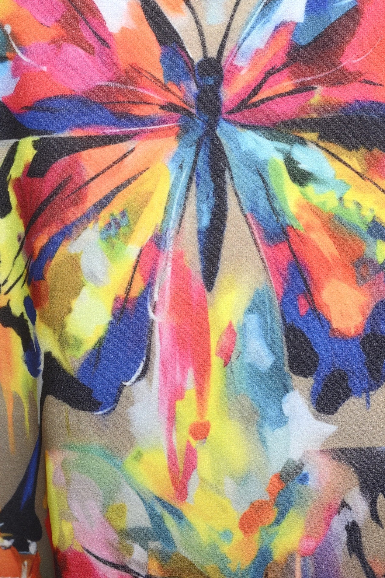 Detaliu colorat al imprimeului cu fluture de pe un tricou alb, cu nuanțe neon și pastel
