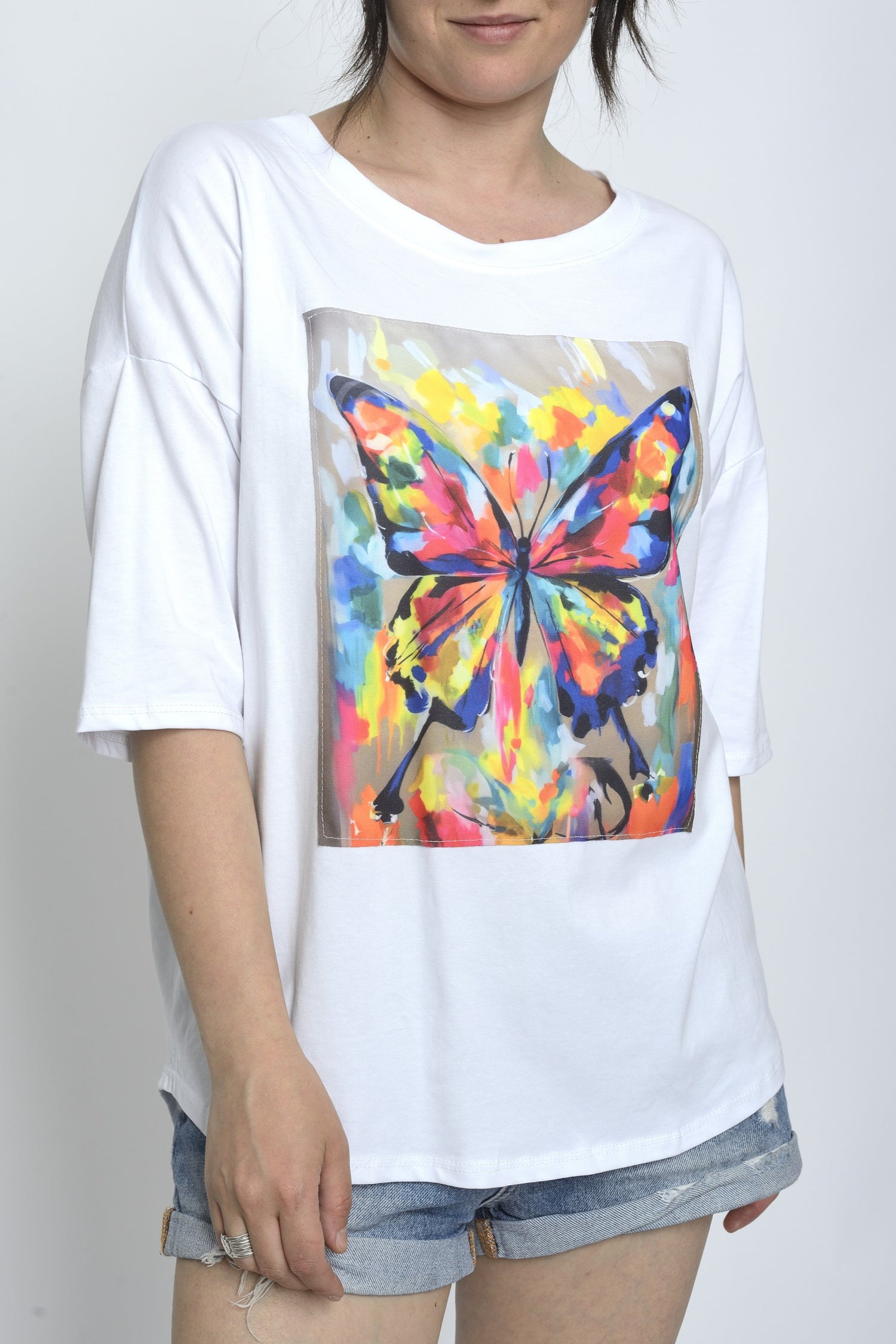 Tricou alb lejer cu imprimeu fluture multicolor în nuanțe vibrante, vedere 3/4