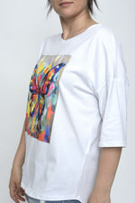 Tricou alb cu umeri căzuți și imprimeu pictural fluture, fotografiat din lateral