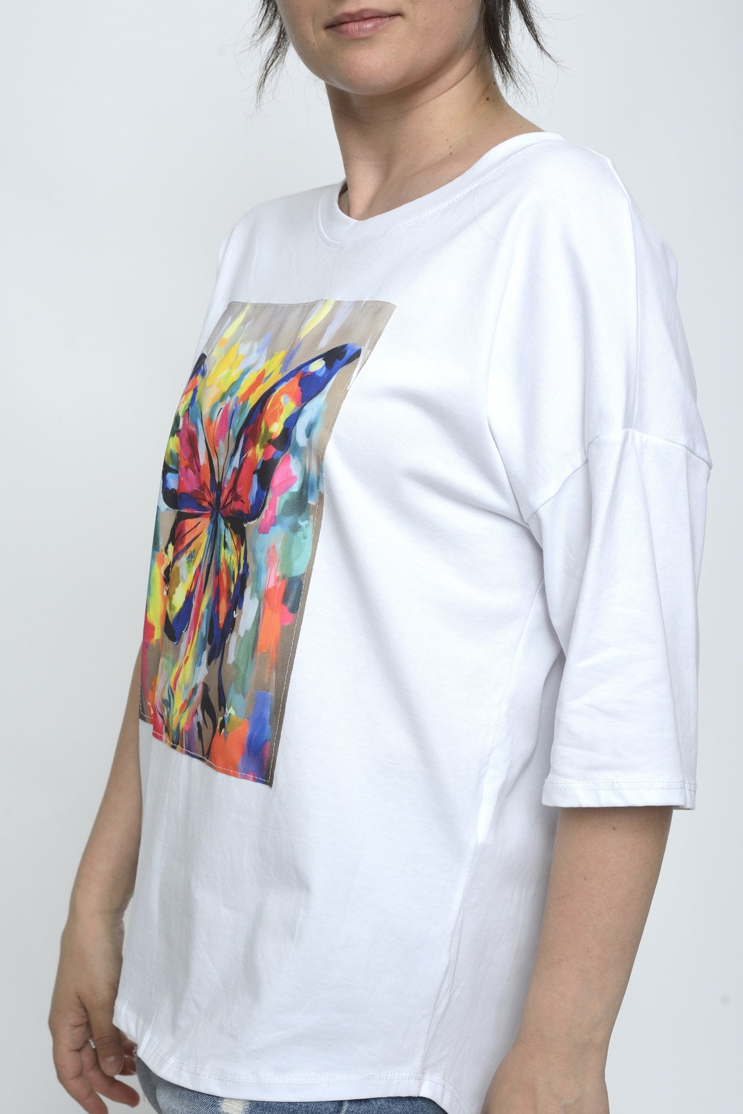 Tricou alb cu umeri căzuți și imprimeu pictural fluture, fotografiat din lateral
