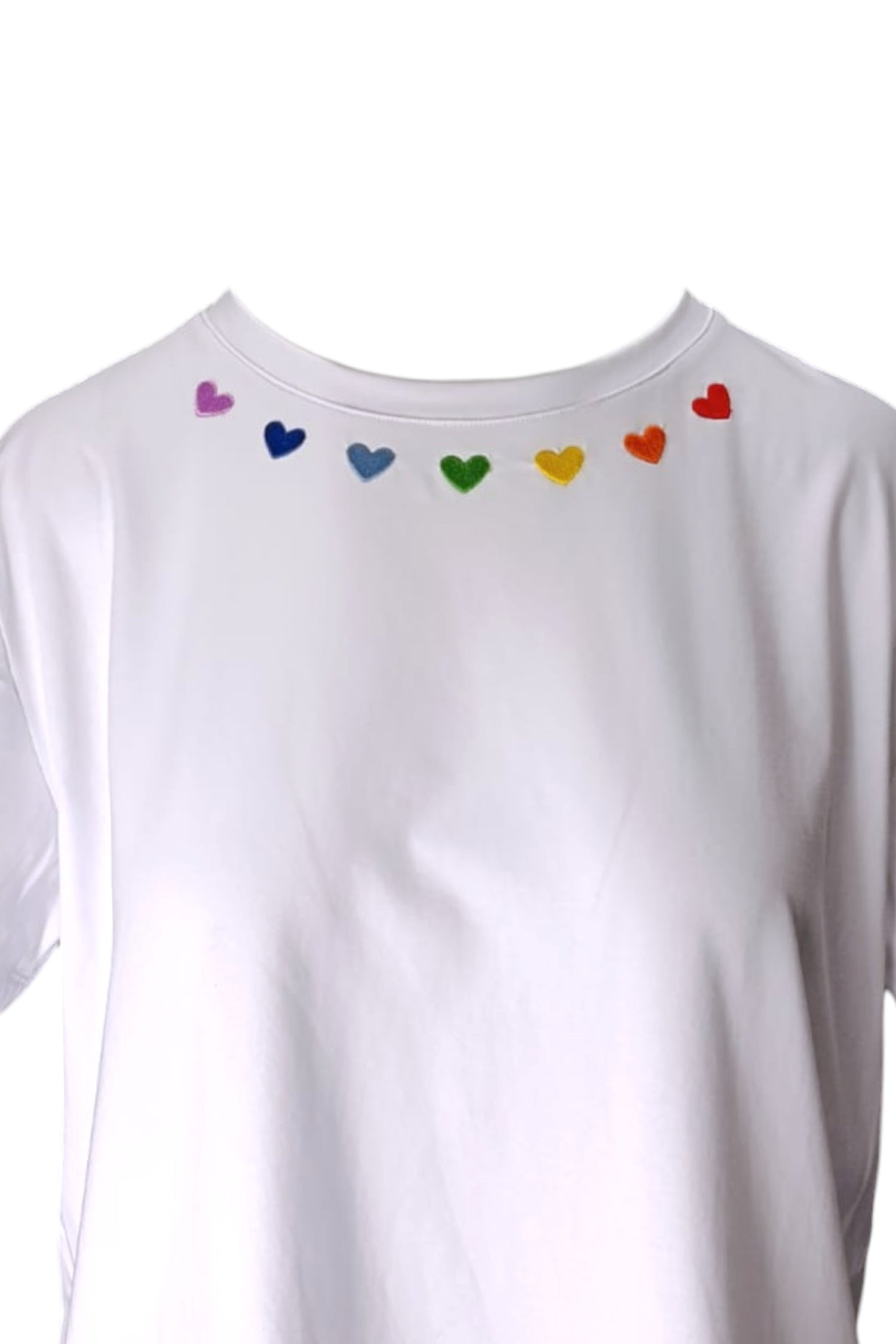Privire frontală asupra broderiei în culorile curcubeului, dispusă pe gulerul unui tricou alb casual