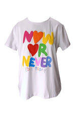 Tricou alb din bumbac cu imprimeu colorat și mesaj „Now or Never” pe partea frontală — All Above Boutique.