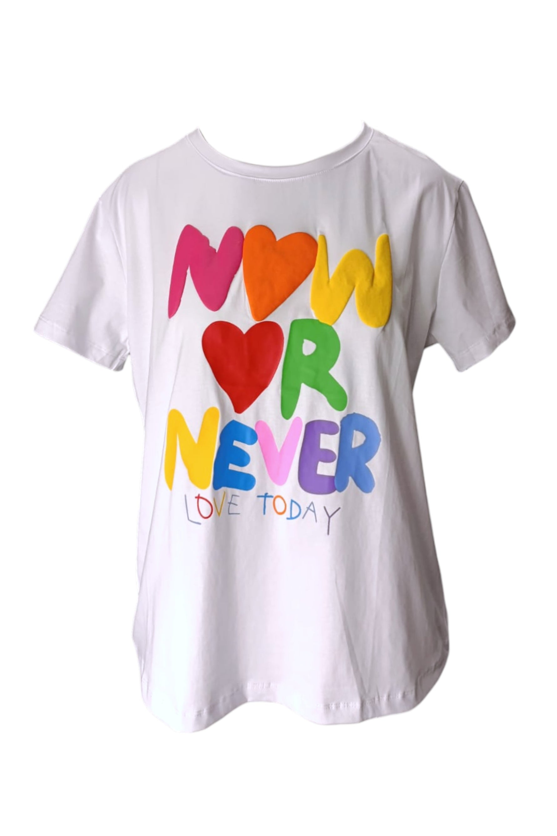 Tricou alb din bumbac cu imprimeu colorat și mesaj „Now or Never” pe partea frontală — All Above Boutique.