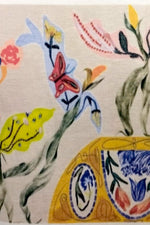 Vedere frontală completă a tricoului alb regular fit cu text „THE NEW YORKER” și desen floral contrastant.