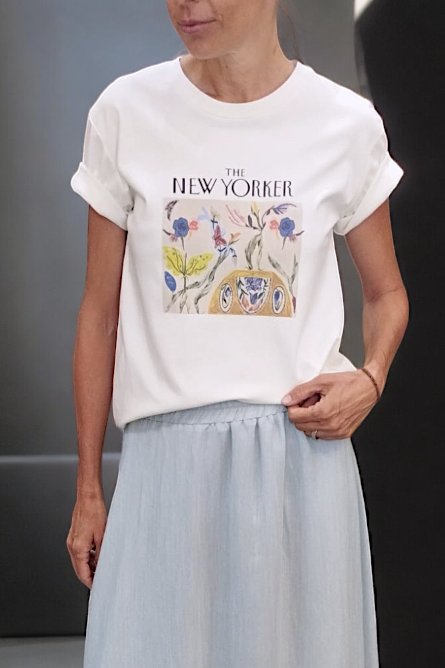 Tricou alb cu guler rotund și imprimeu artistic „The New Yorker”, purtat de model, regular fit cu mânecă scurtă.