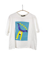 Tricou alb din bumbac cu print artistic – băiat cu inimi galbene pe fundal albastru, croială lejeră și modernă.