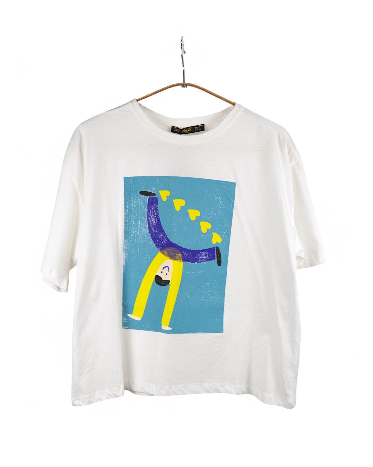Tricou alb din bumbac cu print artistic – băiat cu inimi galbene pe fundal albastru, croială lejeră și modernă.