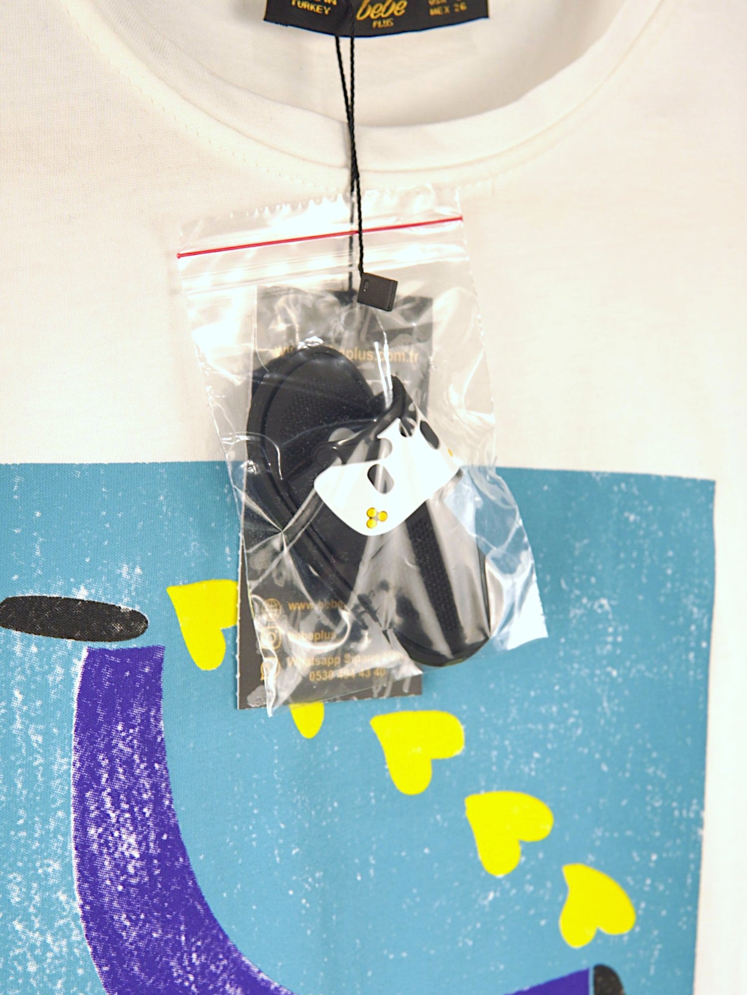 Tricou din Bumbac cu Print Băiat & Inimi – Casual și Artistic