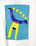 Tricou alb din bumbac cu print artistic – băiat cu inimi galbene pe fundal albastru, croială lejeră și modernă.