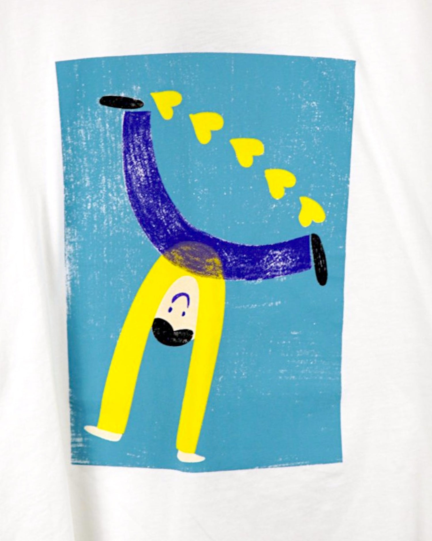 Tricou alb din bumbac cu print artistic – băiat cu inimi galbene pe fundal albastru, croială lejeră și modernă.