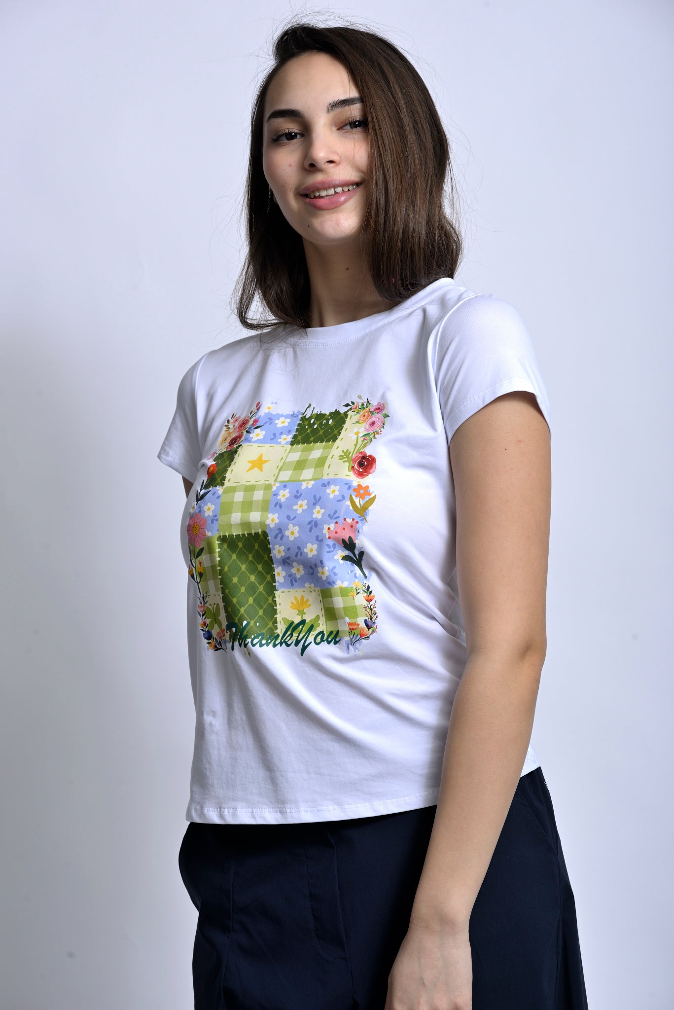 Tricou alb cu model colorat integrat într-o ținută casual