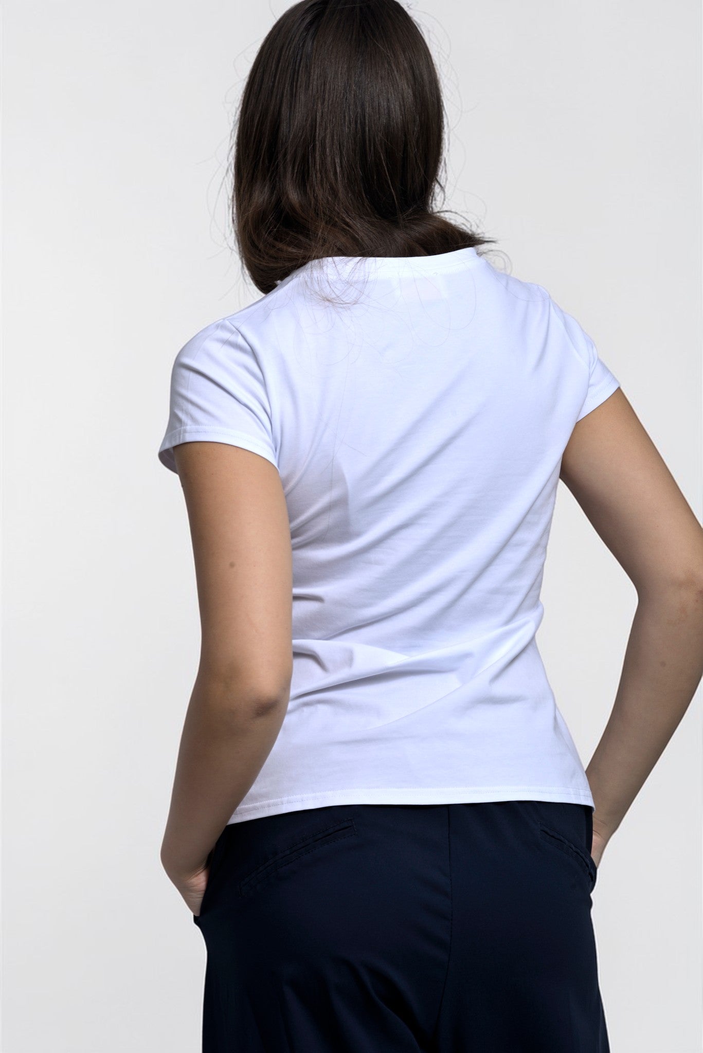 Tricou alb damă, vedere din spate, design simplu