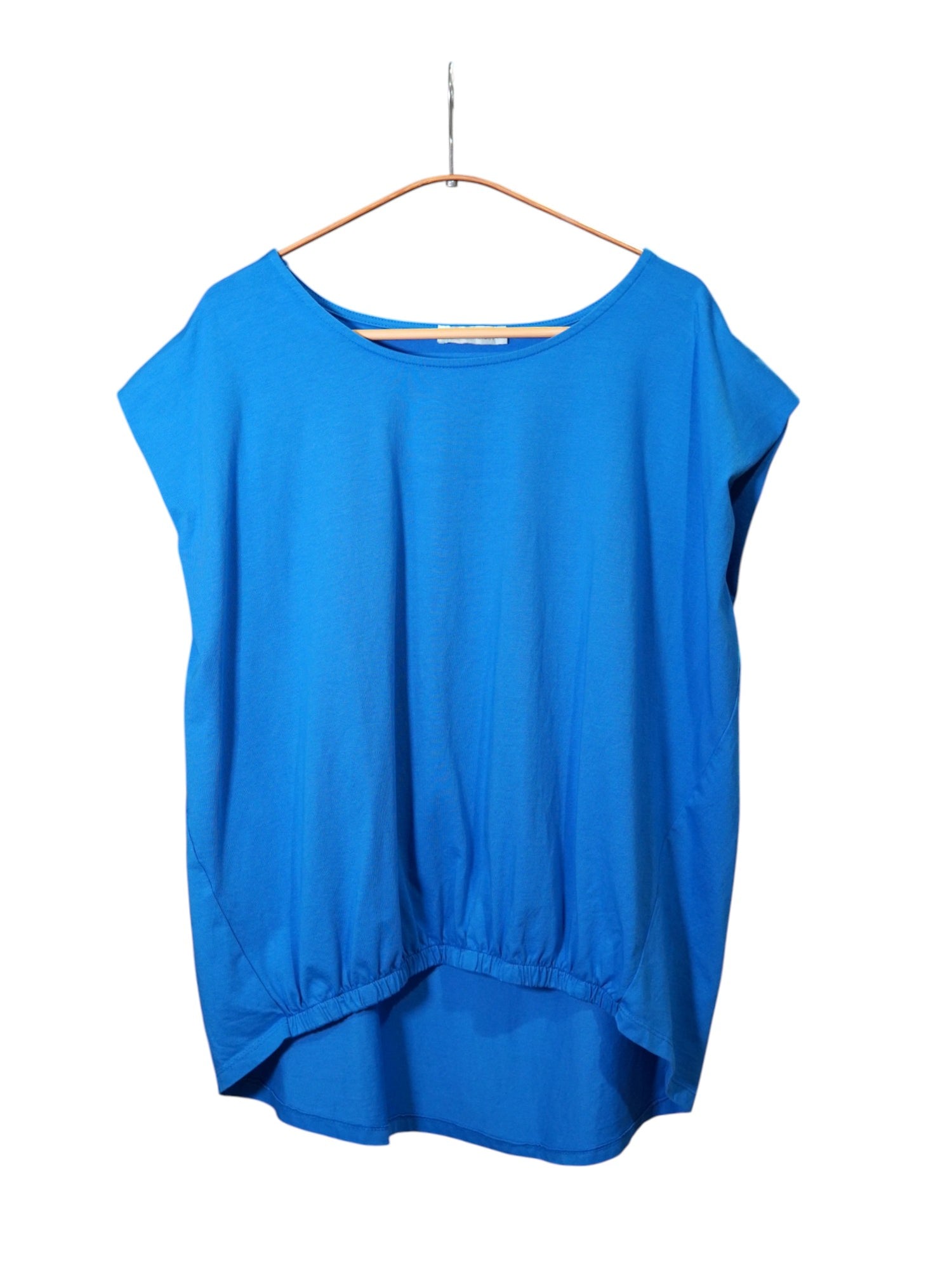Tricou lejer albastru din bumbac, cu umeri căzuți și elastic frontal