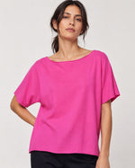 Tricou basic din bumbac cu tiv rulat, nuanța roz floare de cireș, vedere din față