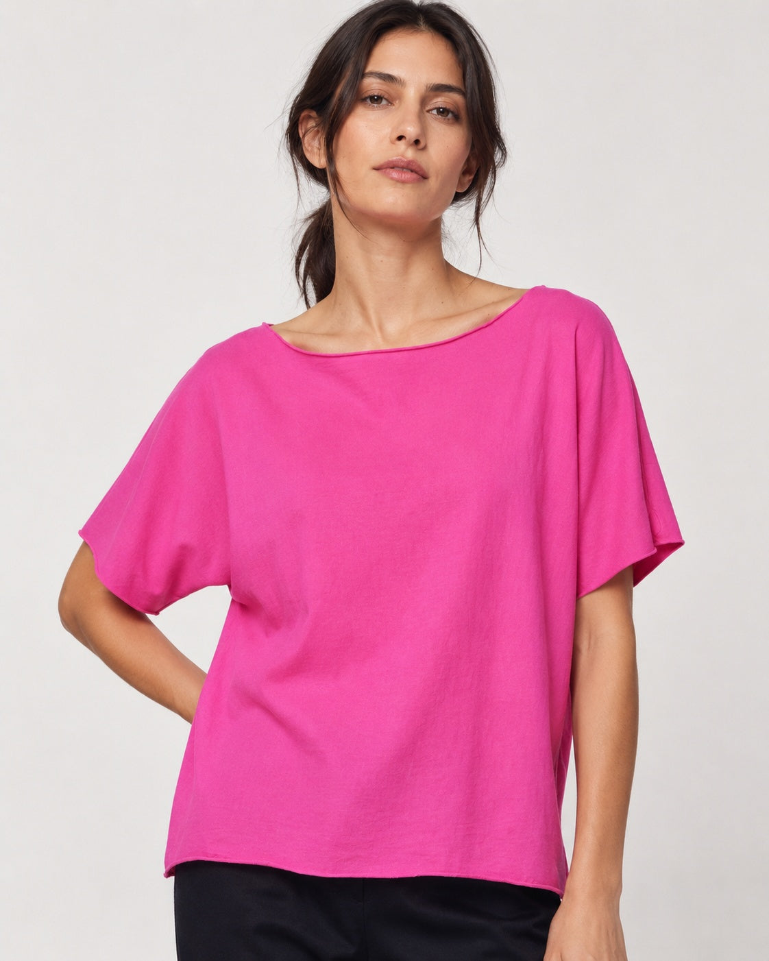Tricou basic din bumbac cu tiv rulat, nuanța roz floare de cireș, vedere din față