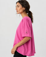 Tricou basic din bumbac cu tiv rulat, nuanța roz floare de cireș, vedere din profil